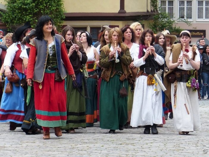 Musizierende Frauen in Kostümen