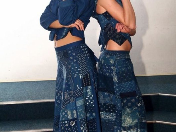 Zwei Frauen in Kleidung aus Blaudruckstoffen