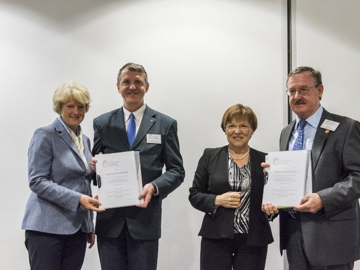 Gruppenbild mit Urkunden
