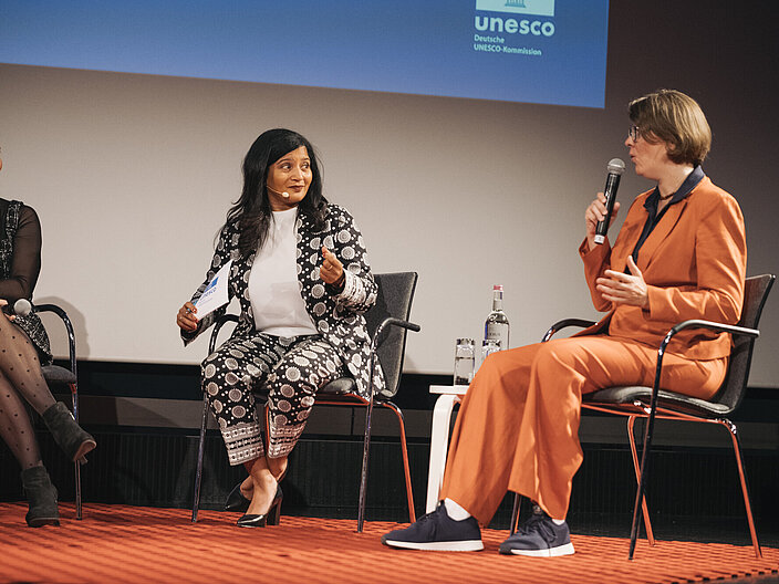 Carmen Behrens im Gespräch mit Prasanna Oommen auf einer Bühne