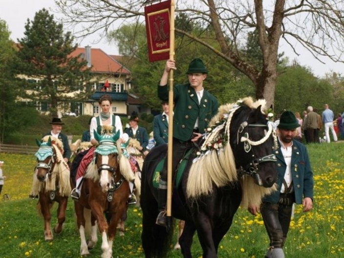 Reitergruppe in Tracht