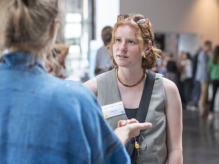 Eindrücke des Events - Foto von Teilnehmenden im Gespräch