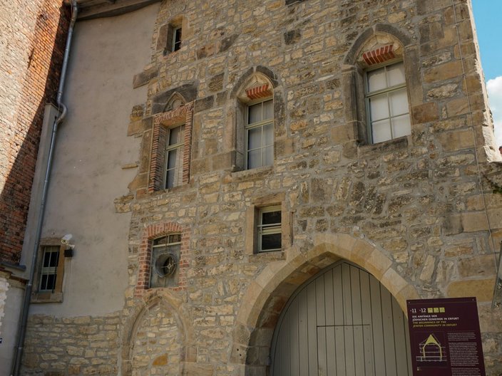 Ansicht der mittelalterlichen Backsteinfassade der Alten Synagoge.