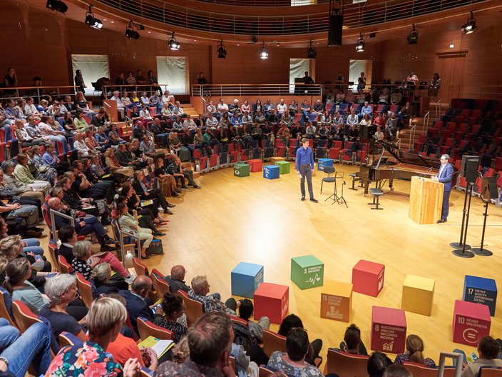 Das Bild zeigt den Eröffnungsabend der Fachtagung 2023 in Berlin in dem Konzertsaal der Barenboim-Said Akademie.
