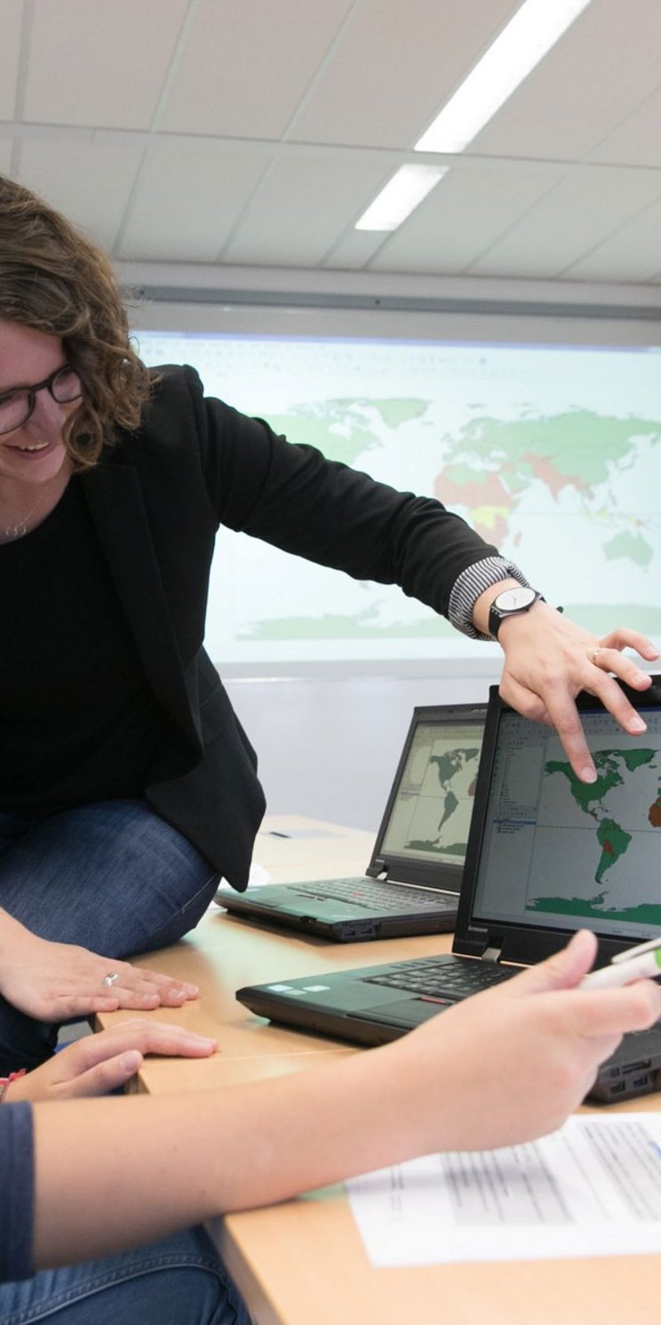 Zwei Studentinnen vor einem Laptop im Fernerkundungs-Kurs in der GIS-Station der Pädagogischen Hochschule Heidelberg