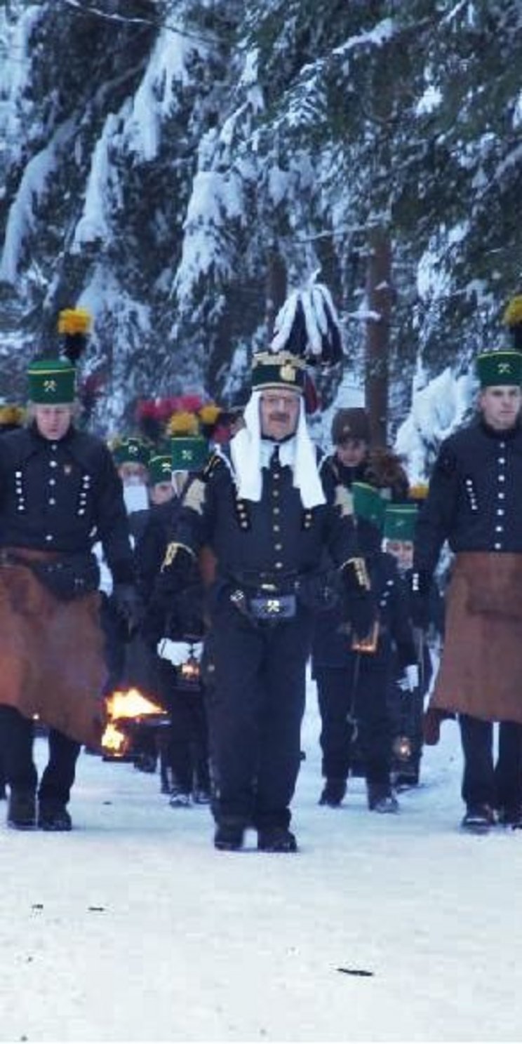 1_BERGAUFZUG_C_Gerd_Melzer_Annaberg-Buchholz Festumzug auf verschneitem Waldweg