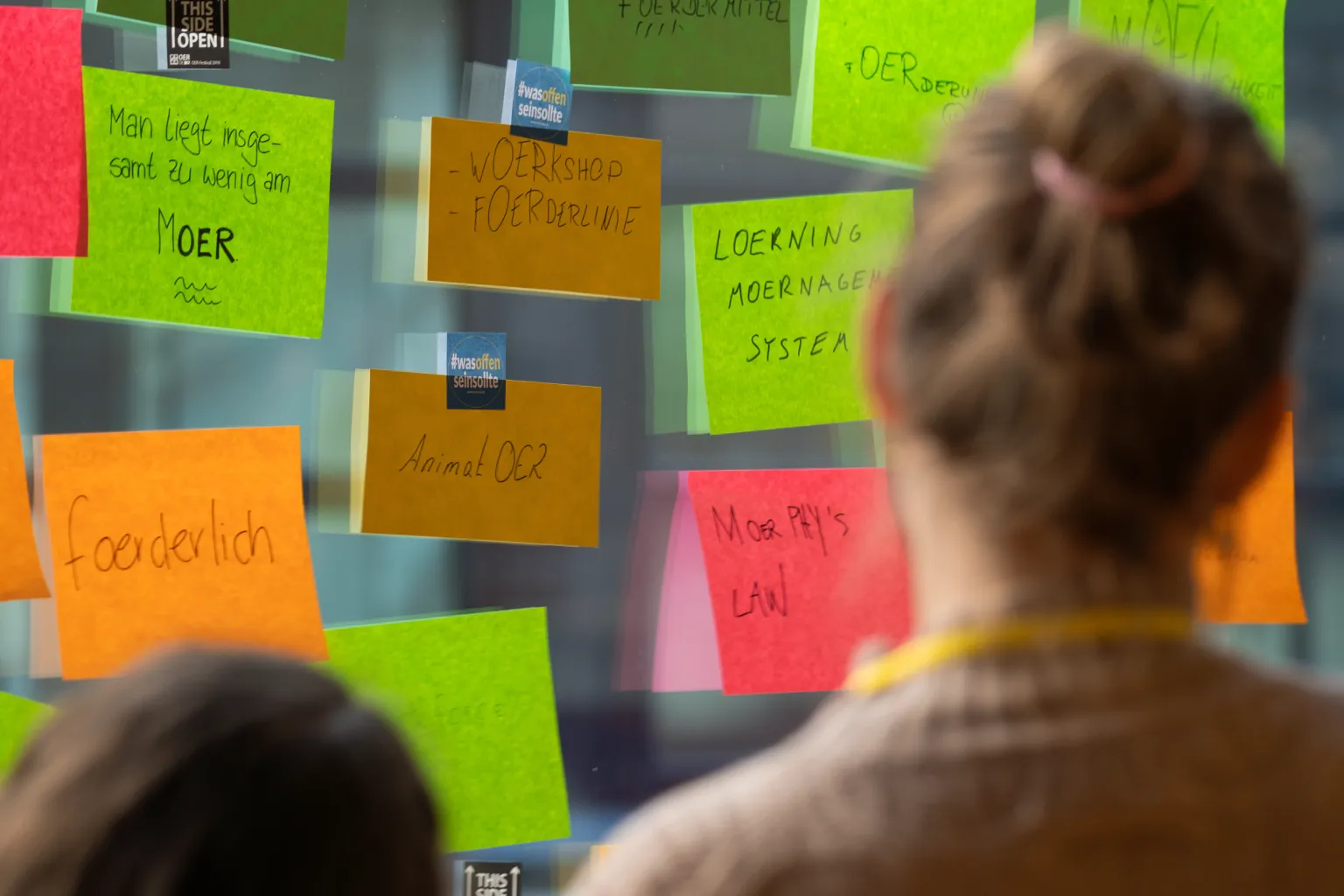 Eine Frau betrachtet Post-Its