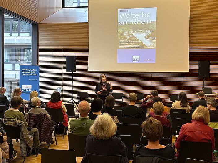 Marlen Mei&szlig;ner spricht vor Publikum bei der Veranstaltung "Welterbe am Rhein"
