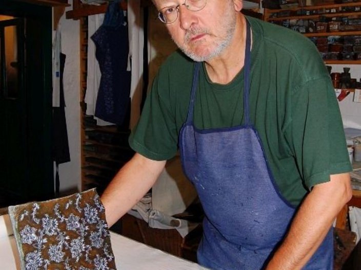 Handwerker mit Blaudruckpapp