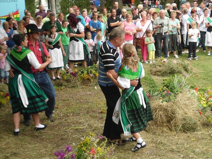 Tanzende Personen in Tracht