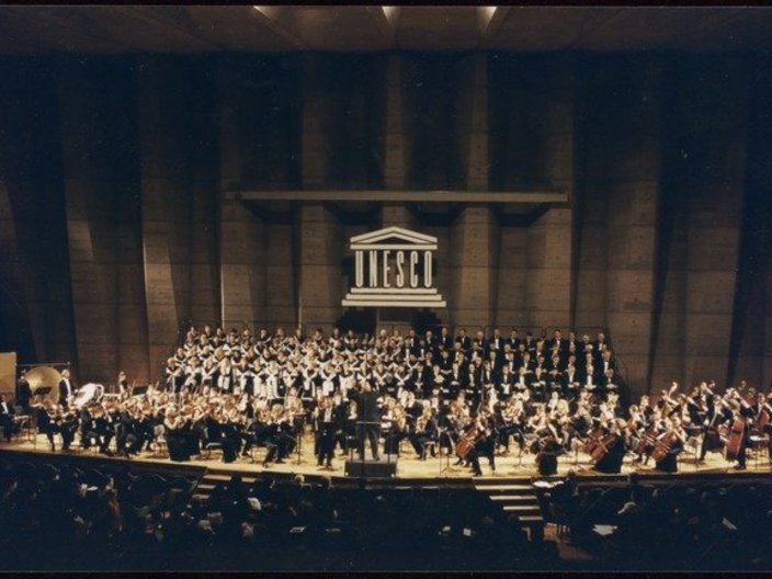 Das philharmonische Orchester von Sarajevo spielt am 28. Mai 1997 in Paris.