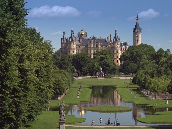 Blick über den Schlossgarten auf das Schweriner Schloss