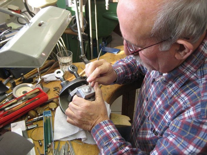 Schmuckhersteller bei der Arbeit
