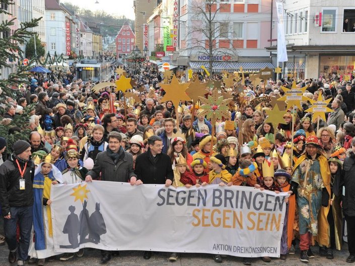 Straßenumzug von Sternsingern
