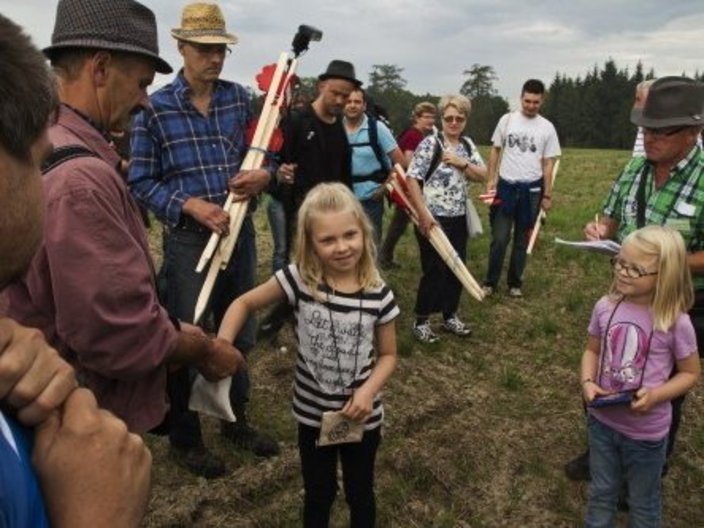 Kinder und Erwachsene auf einer Wiese