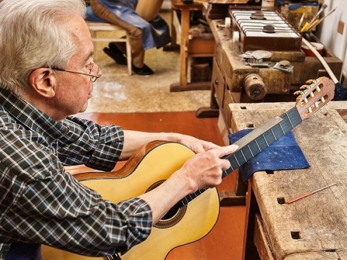 Instrumentebauer bei der Arbeit