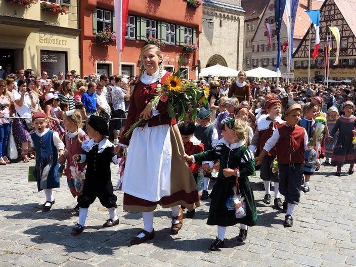 Kinder in Tracht bei einem Umzug