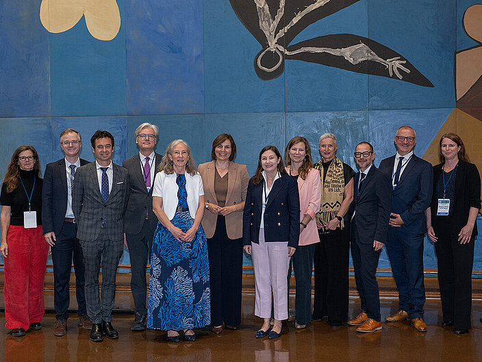 Jubiläum 75 Jahre Deutschland in der UNESCO Gruppe von Menschen vor einem Kunstwerk