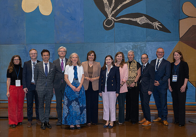 Jubiläum 75 Jahre Deutschland in der UNESCO Gruppe von Menschen vor einem Kunstwerk