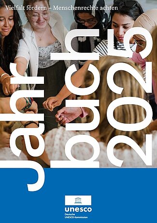 Cover DUK_Jahrbuch 2025_Web Auf dem Cover des Jahrbuchs von 2025 ist eine Gruppe von kulturweit-Freiwilligen zu sehen, die sich die Hände reichen