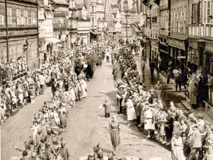 Historisches Bild eines Straßenfests