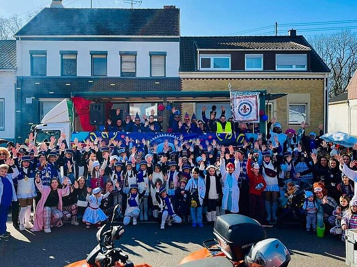 Wagen und Fußgruppe der Fassend Rebellen Saarlouis in Vereinskostümen