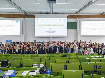 Gruppenfoto der Konferenzteilnehmenden im H&ouml;rsaal