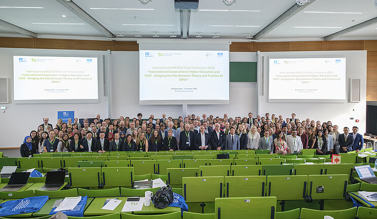 Eröffnung der internationalen UNESCO-Lehrstuhlkonferenz 2026 Gruppenfoto der Konferenzteilnehmenden im Hörsaal