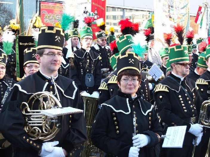 Blaskapelle in schwarzen Uniformen