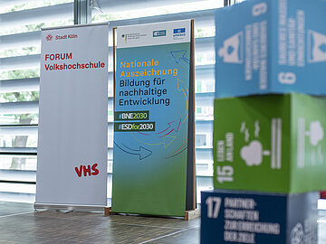 Roll-Up BNE-Auszeichnung Foto eines Roll-Ups der BNE-Auszeichnung