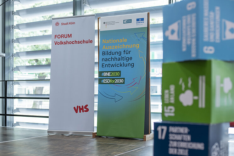 Foto eines Roll-Ups der BNE-Auszeichnung