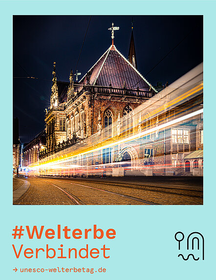 Fotowettbewerb #WelterbeVerbindet 2026 Platz 2 Langzeitbelichtung im Dunkeln einer vor dem beleuchteten Bremer Rathaus vorbeifahrenden Straßenbahn
