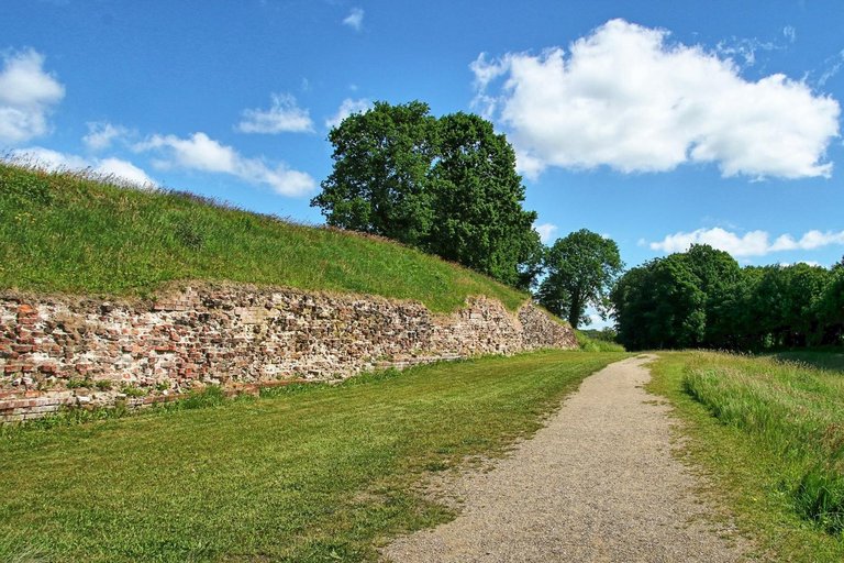 Danewerk, Waldemarsmauer Ruine der Waldemarsmauer im Hauptwall des Danewerks aus dem 12. und 13. Jahrhundert