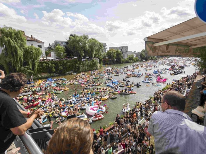 Bunte Boote auf einem Fluss