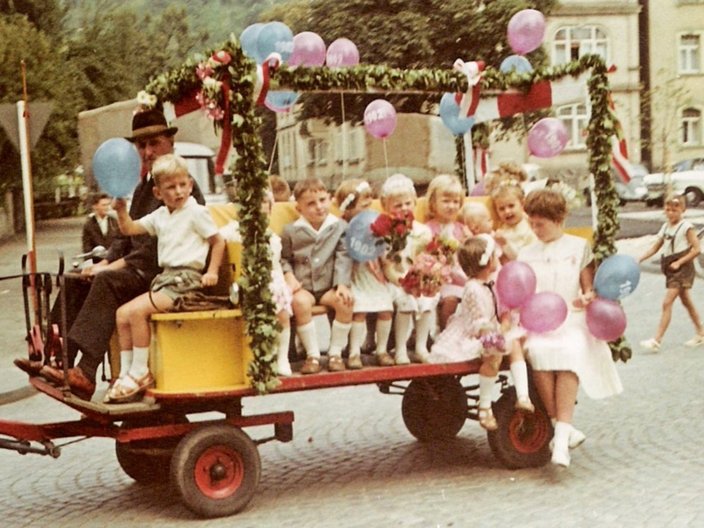 Historische Szene eines Straßenfests