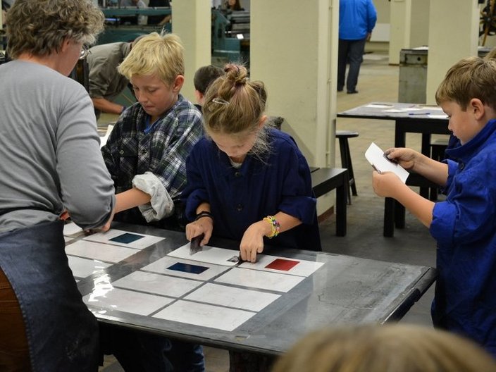 Kinder in einer Druckerei