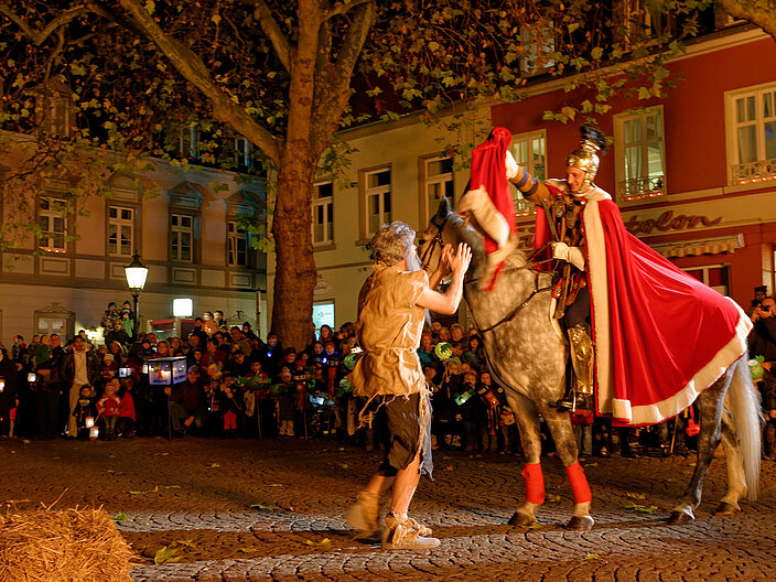02_Martinsbräuche_mantelszene_kempen_ralf-braun Aufführung von der Mantelszene. "St. Martin" sitzt auf einem Pferd und gibt einem "Bettler" ein Stück seines Mantels