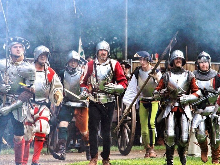 Gruppe in Ritterrüstung