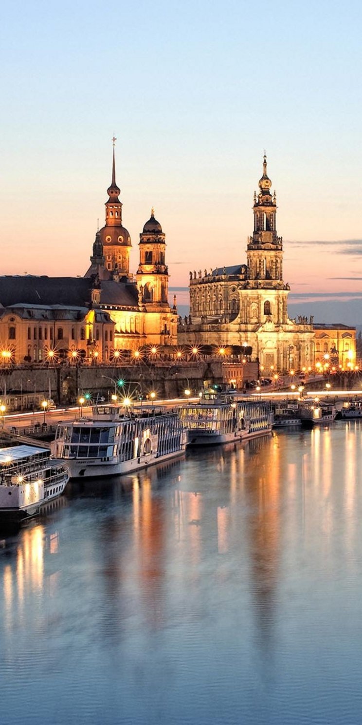 Ansicht der Stadtsilhouette von Dresden entlang der Elbe