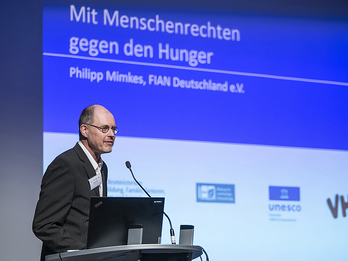 BNE-Auszeichnung Köln Mit Menschenrechten gegen Hunger Auf diesem Foto ist Philipp Mimkes während seiner Vortrags zu sehen