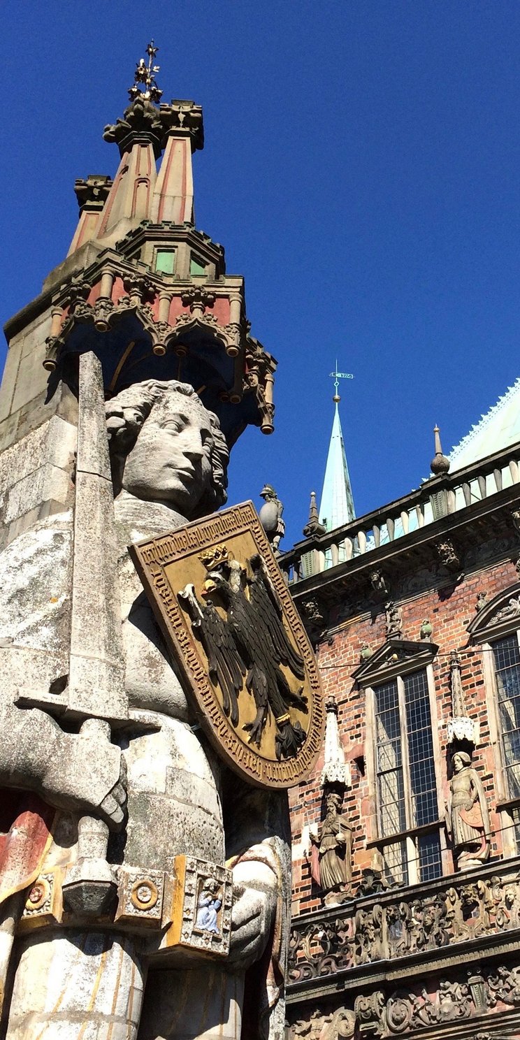 Bremen, Rathaus und Roland Blick von unten auf die Rolandstatue vor dem Rathaus in Bremen