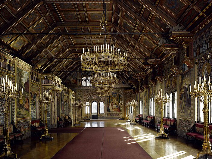 Prächtiger Sängersaal mit großem Deckenleuchter im Schloss Neuschwanstein