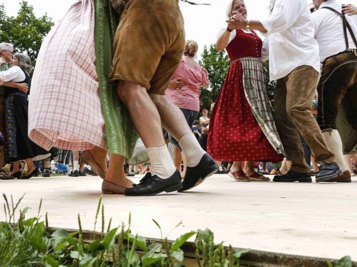 Gruppe von tanzenden Menschen in Tracht