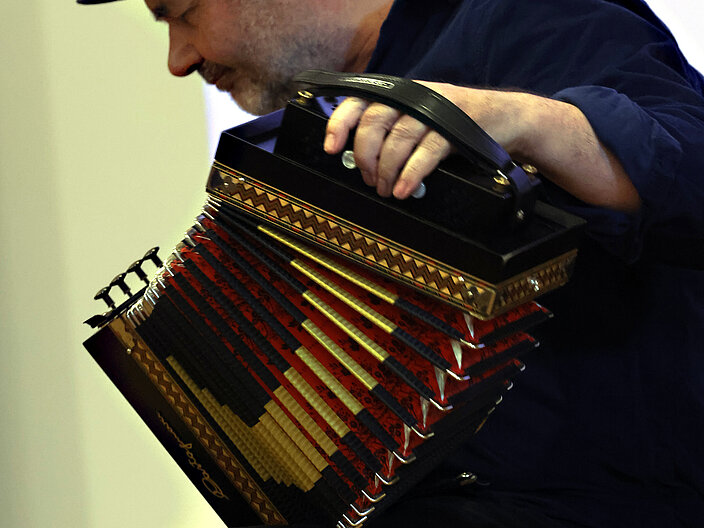 Ralf Gehler mit der diatonischen Handharmonika als Nahaufnahme.