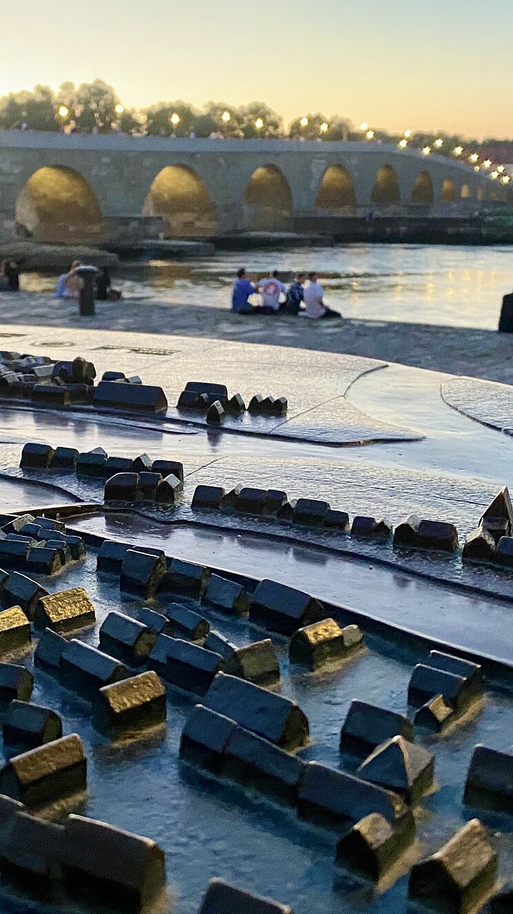 Das Foto zeigt die Regensburger Altstadt am Hof als Modell vor der Br&uuml;cke &uuml;ber die Donau. Das Foto belegt den dritten Platz auf dem UNESCO-Welterbefotowettbewerb 2026.