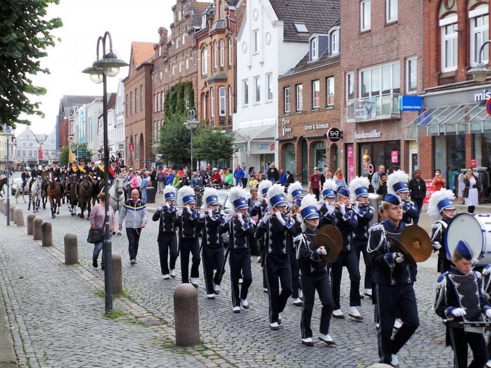 Straßenumzug mit Musikkapelle
