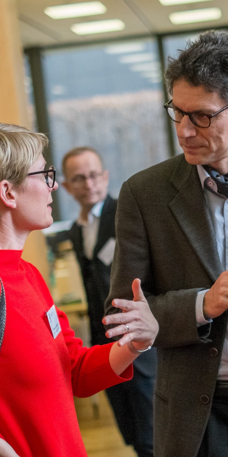 Zwei Personen unterhalten sich während einer Veranstaltung