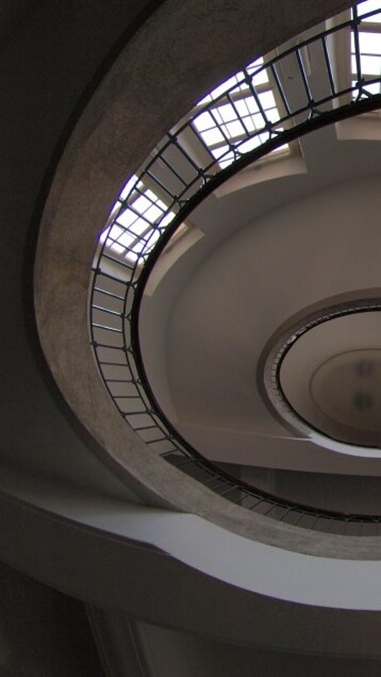 Bauhaus, Treppenhaus, Bauhaus-Universität Weimar Blick von unten in ein Treppenhaus in der Bauhaus-Universität Weimar
