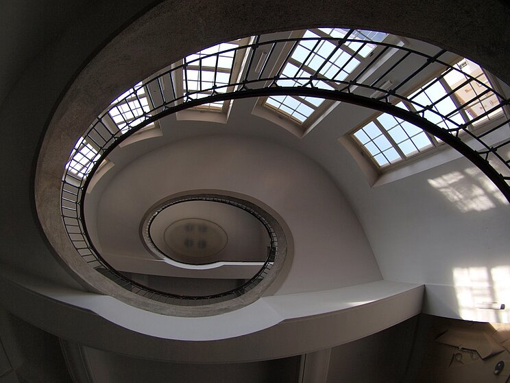 Bauhaus, Treppenhaus, Bauhaus-Universität Weimar Blick von unten in ein Treppenhaus in der Bauhaus-Universität Weimar