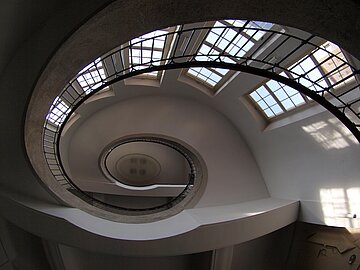 Bauhaus, Treppenhaus, Bauhaus-Universität Weimar Blick von unten in ein Treppenhaus in der Bauhaus-Universität Weimar